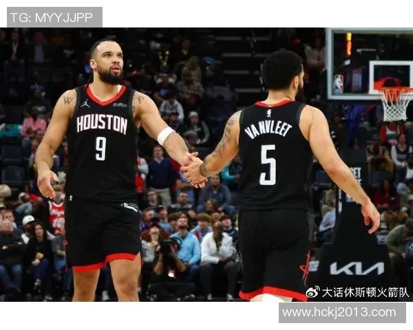 看我瘦就打我？狄龙强顶开切特试图上篮 切特还是送钉板大帽